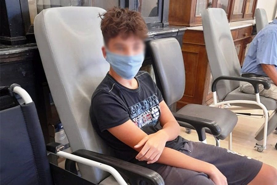 Ο 14χρονος Κλεάνθης εμβολιάστηκε «για να κάνει τον κόσμο λίγο καλύτερο»!