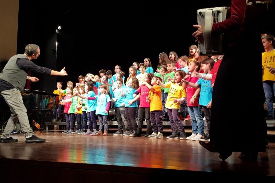70 παιδιά τραγουδούν στη Μυτιλήνη και στη Μόρια