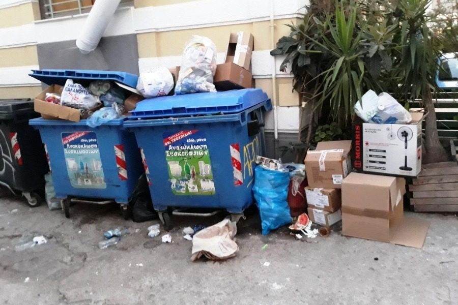 Απομακρύνθηκαν από τη νέα δημοτική αρχή οι κάδοι με τα σκουπίδια των μαγαζιών