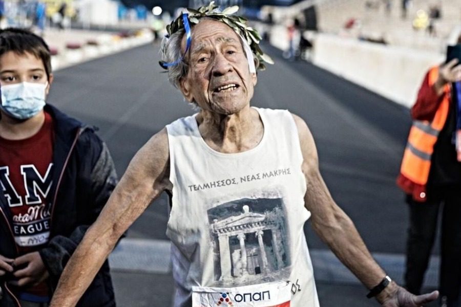 Ο 90χρονος Στέλιος Πρασσάς κατάφερε και τερμάτισε στον 38ο μαραθώνιο της Αθήνας