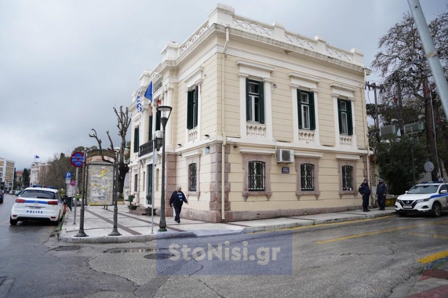 Η Αστυνομία φυλά το δημαρχείο Μυτιλήνης