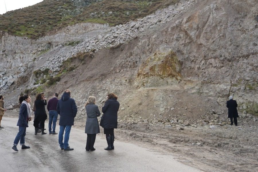 Μεγάλος απολιθωμένος κορμός στον άξονα Καλλονής‑ Σιγρίου