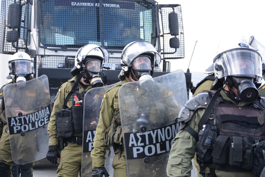 Τραυματίες αστυνομικοί και πολίτες στη Λέσβο και τη Χίο
