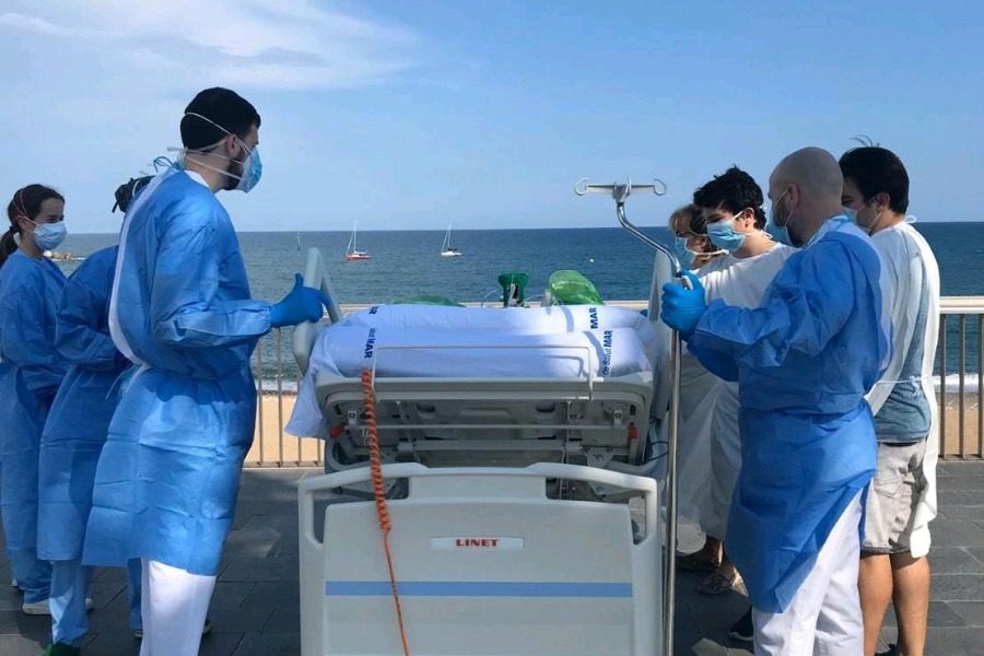 Βαρκελώνη: Νοσηλευτές πάνε βόλτα στη θάλασσα ασθενείς με κορονοϊό