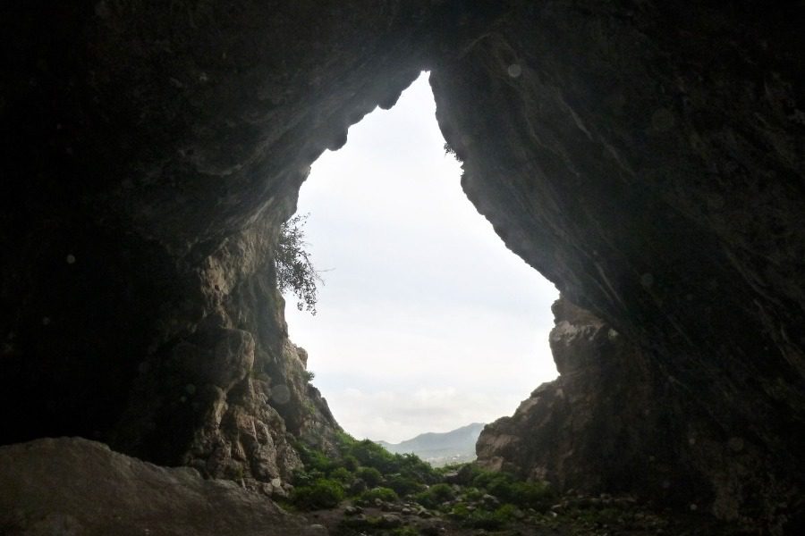 Από την πλατεία Αντισσας στο σπήλαιο του Ορφέα 