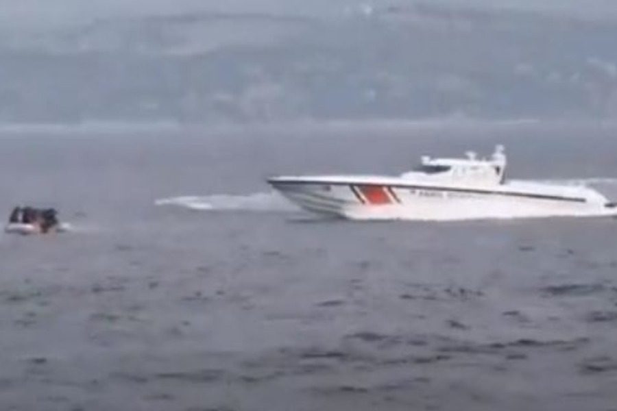 Τουρκική ακταιωρός «έσπρωχνε» βάρκα 