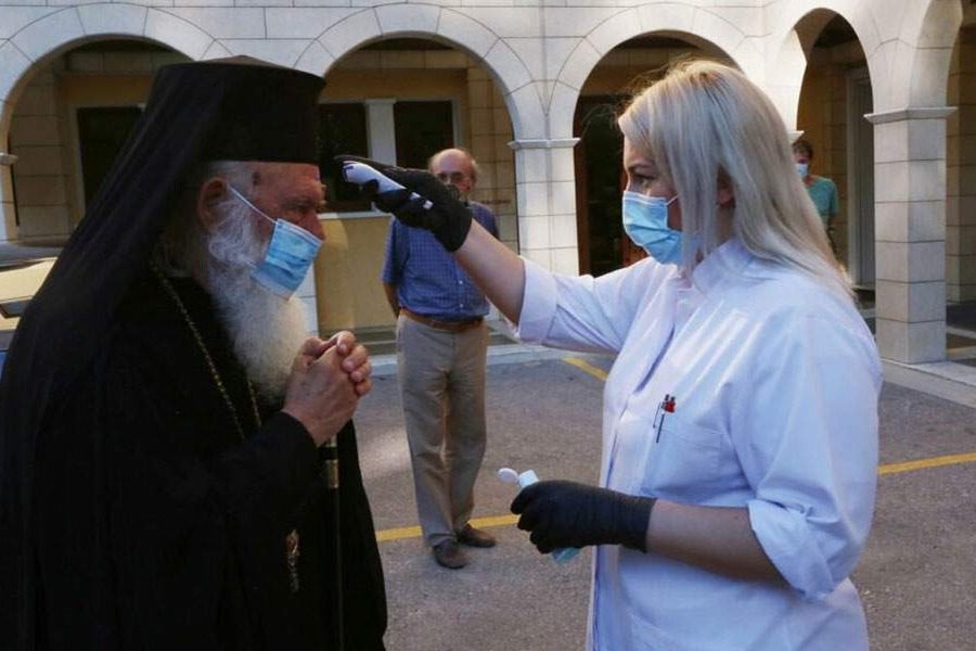 Με μάσκα ο Αρχιεπίσκοπος, αλλά στη Μυτιλήνη… σιωπή!