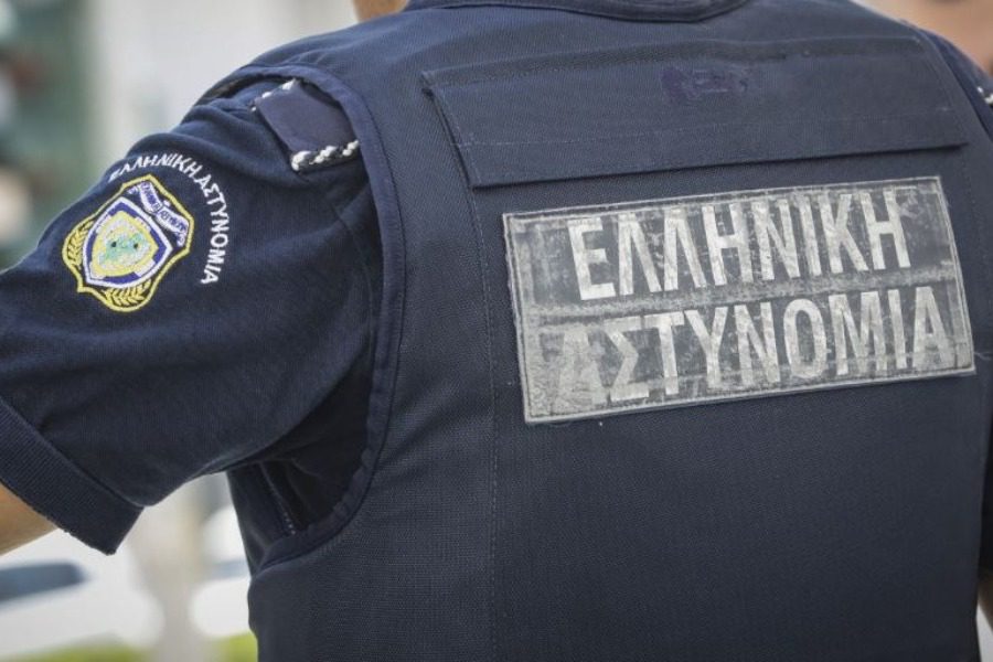 Αστυνομικός έκλεψε 600 ευρώ από μετανάστες