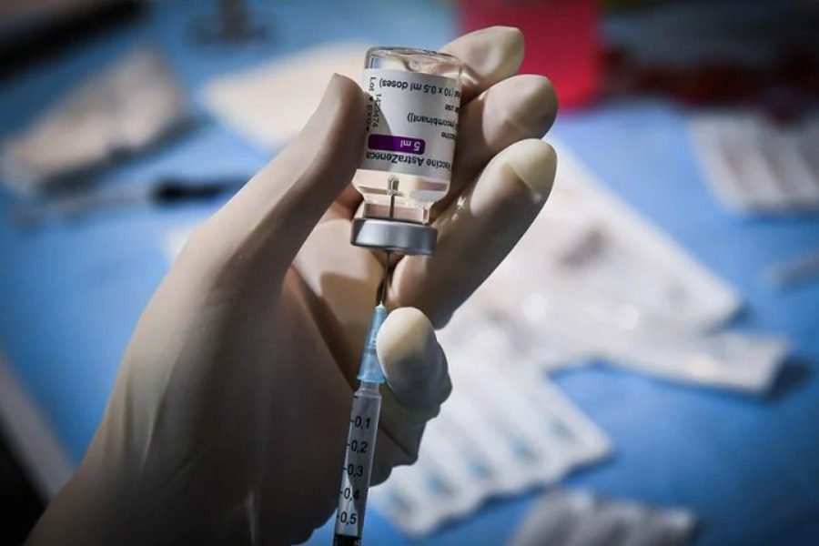 Την διακοπή του εμβολίου Astra Zeneca εξετάζει η Επιτροπή Εμβολιασμών