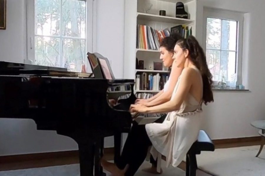 Οι πιανίστες Δανάη και Κυβέλη Ντέρκεν περιγράφουν τη σουρεαλιστική ζωή στην καραντίνα