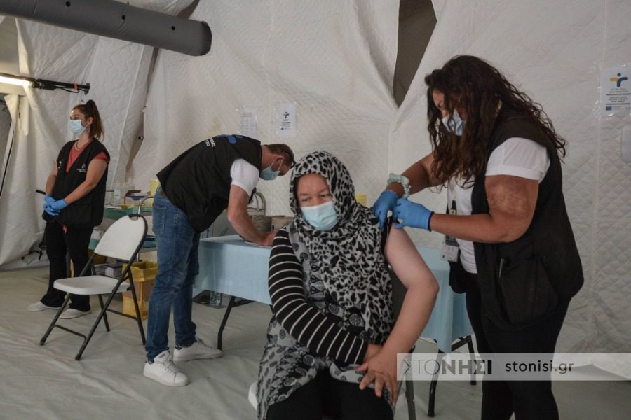 50 πρόσφυγες και μετανάστες εμβολιάζονται σήμερα στον Καρά Τεπέ