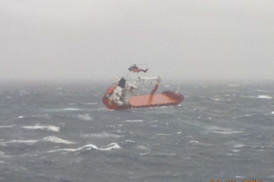 Μεγάλη επιχείρηση διάσωσης ναυτικών από φορτηγό πλοίο ‑ Πλέει ακυβέρνητο με ανέμους 9 μποφόρ 