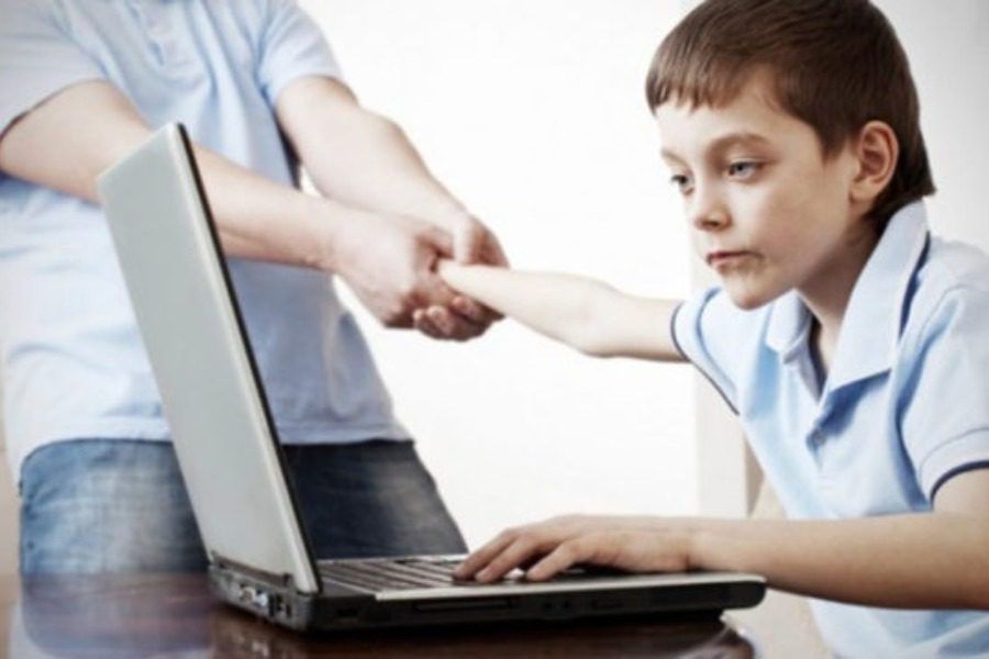 Παιδιά, υπολογιστές και διαδίκτυο. Ποιες συνέπειες επιφέρει η υπερβολική χρήση στην ψυχική τους υγεία;