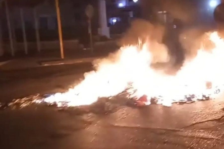 Κάηκαν πέντε κάδοι στην πλατεία Σαπφούς