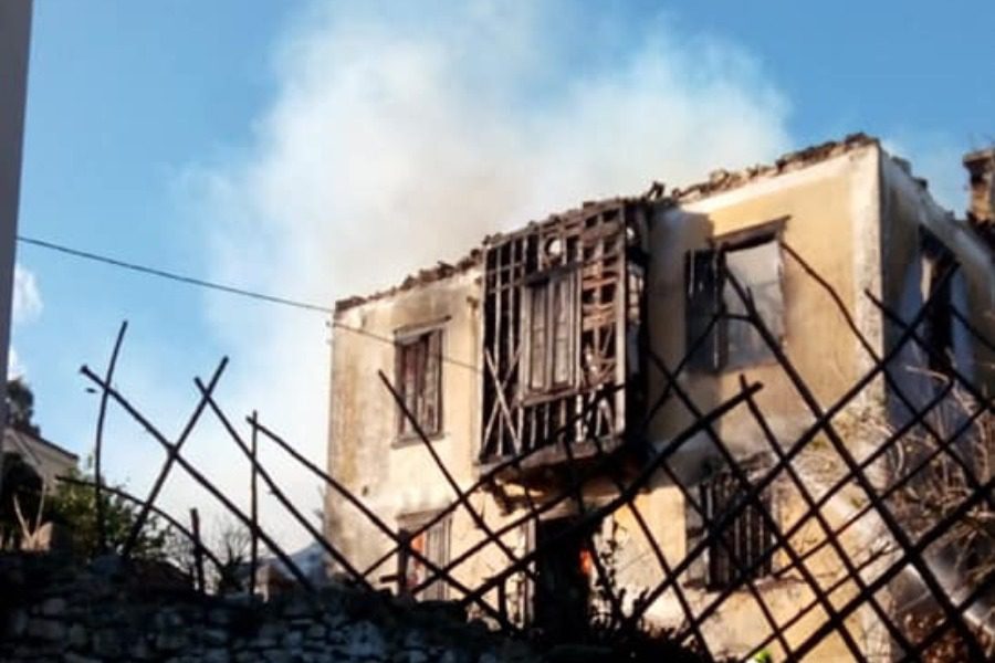 Φωτιά σε εγκαταλελειμμένο σπίτι στη Μόρια