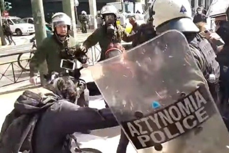 Αστυνομικός χτύπησε φωτορεπόρτερ στο κέντρο της Αθήνας