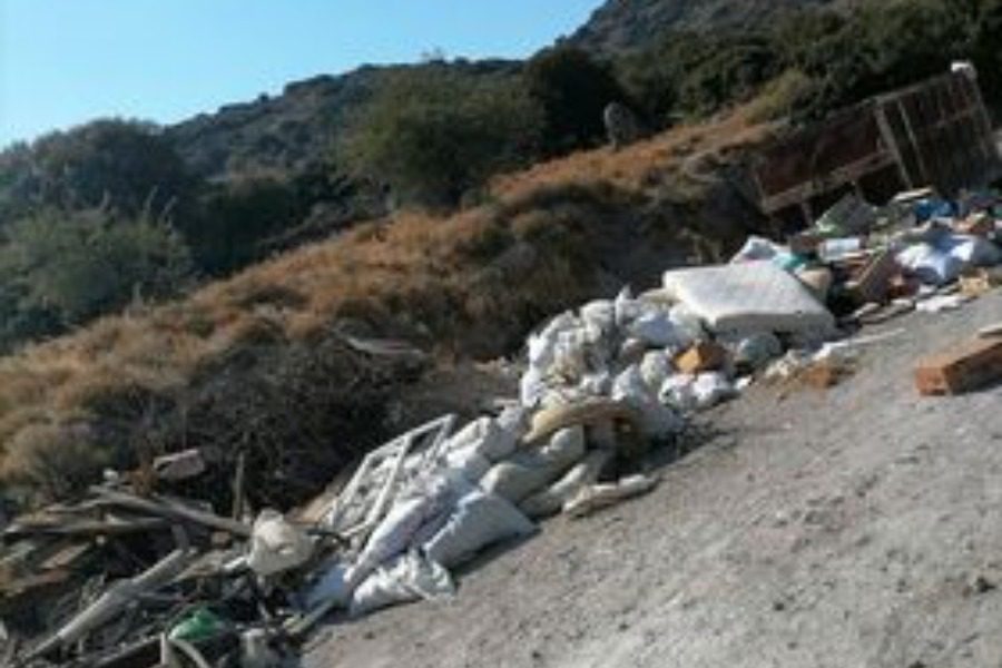 Βουνά από σκουπίδια στην είσοδο της Κάπης 