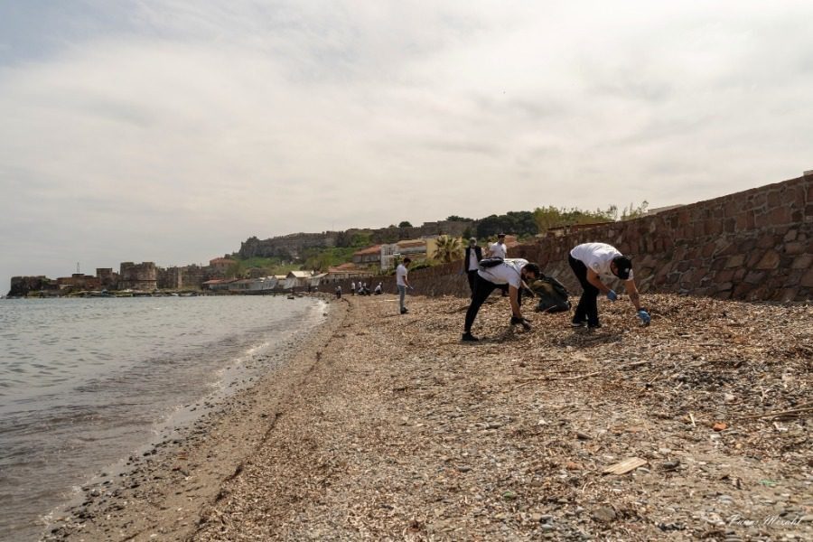 Το Πανεπιστήμιο Αιγαίου καθαρίζει τις ακτές 