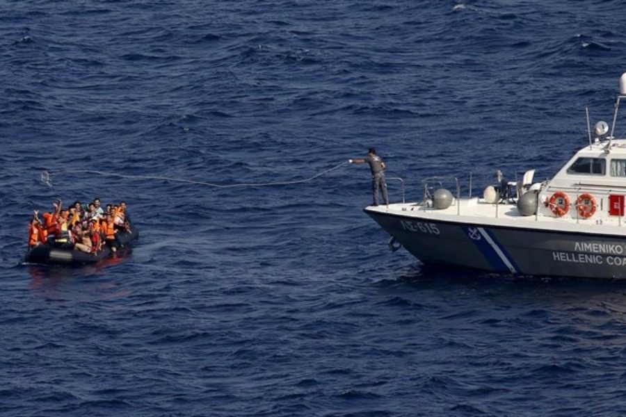 Ακυβέρνητο σκάφος με 80 μετανάστες στη Φολέγανδρο