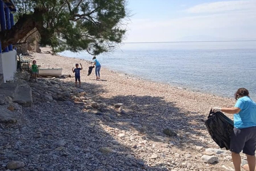 Καθάρισαν 600 λίτρα πλαστικά από την παραλία της Μελίντας