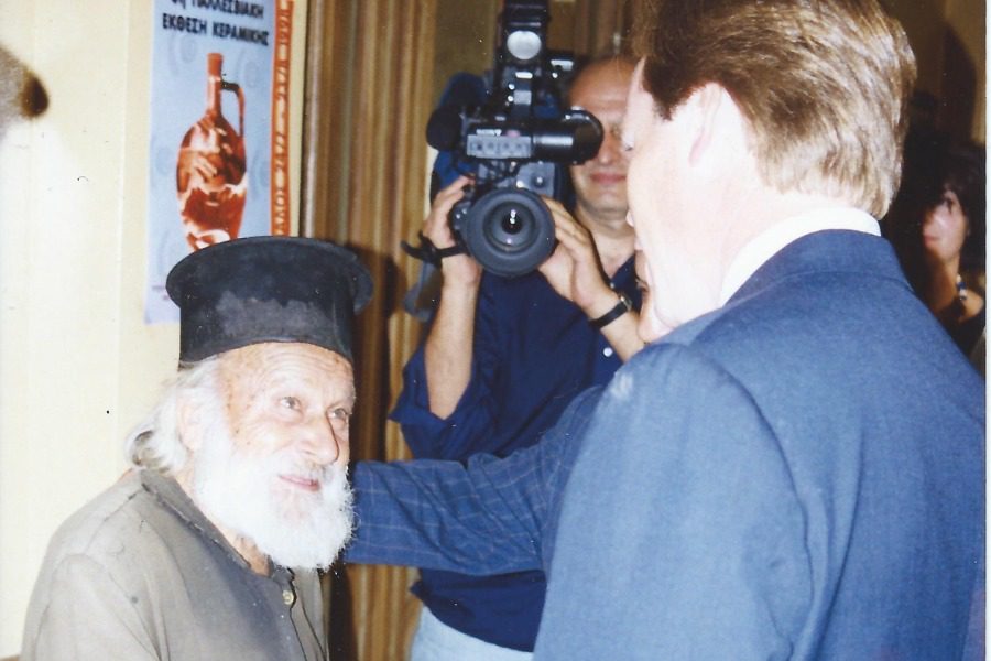 Όταν ο παπα Φώτης συνάντησε στη Νομαρχία Λέσβου τον Πρέσβη των ΗΠΑ