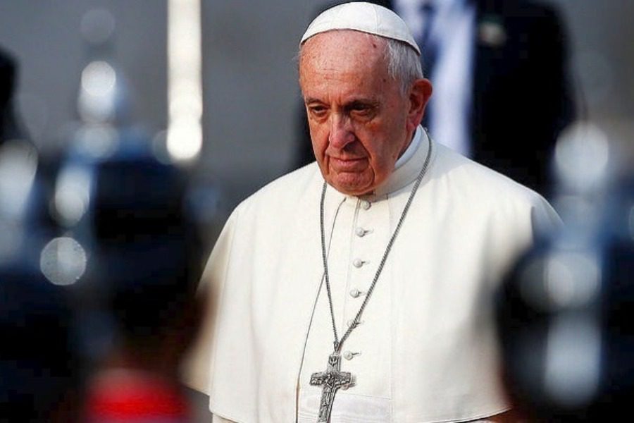 Ο πάπας Φραγκίσκος έκανε δεκτούς πρόσφυγες που έφτασαν από τη Λέσβο