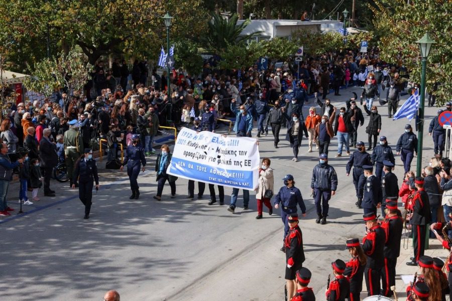 «Ελευθέρια» στη Χίο με μικρή παρέλαση και μικρή συγκέντρωση κατά Μηταράκη