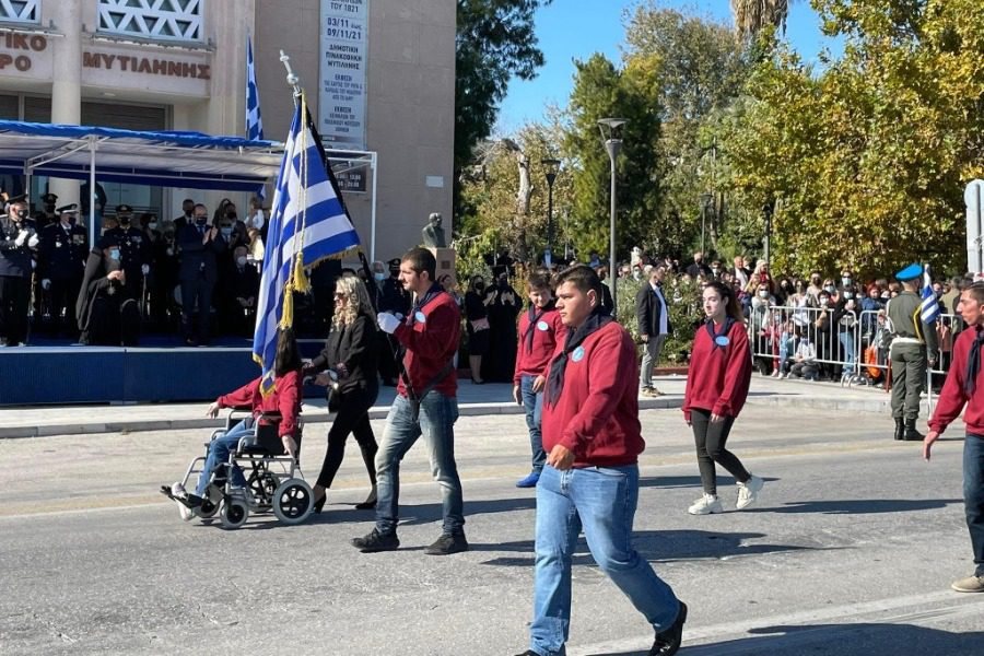 Πλήθος κόσμου στη μαθητική και στρατιωτική παρέλαση της Μυτιλήνης