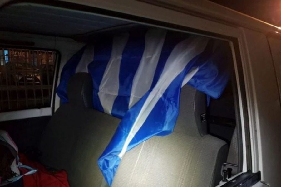 Σε ξενοφοβικό ψηφοδέλτιο ο διακινητής που έκρυβε πρόσφυγες κάτω από τη σημαία 