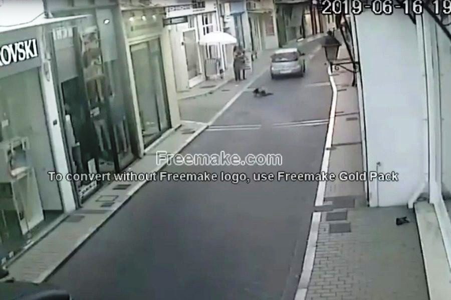 Πανελλήνιος σάλος με το δίποδο οδηγό αυτοκινήτου που παρασέρνει σκύλο μέσα στην οδό Ερμού 