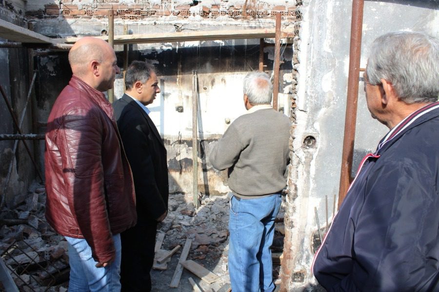 Και ο Δήμαρχος Μυτιλήνης συνδράμει για το καμένο σπίτι στα Λουτρά