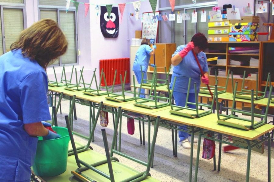 Εμπαιγμό για τις σχολικές καθαρίστριες καταγγέλλουν οι εκπαιδευτικοί