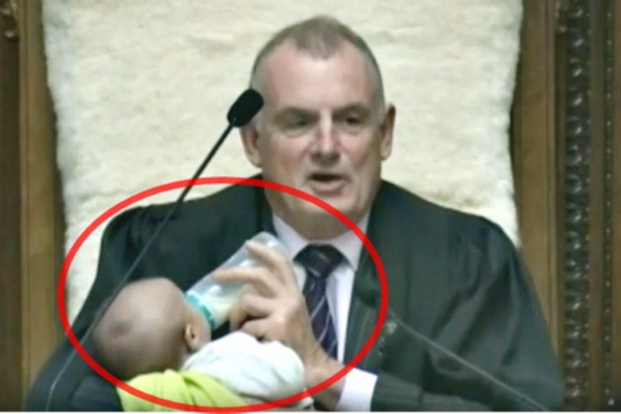 «Ησυχία, ταΐζω το μωρό» είπε ο πρόεδρος της Βουλής!