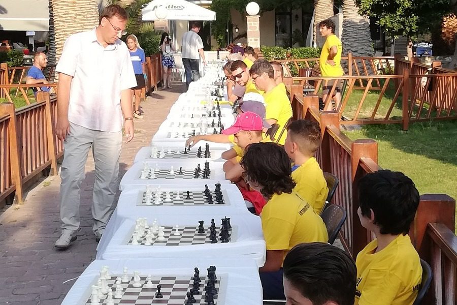 28 σκακιστές εναντίον δύο!