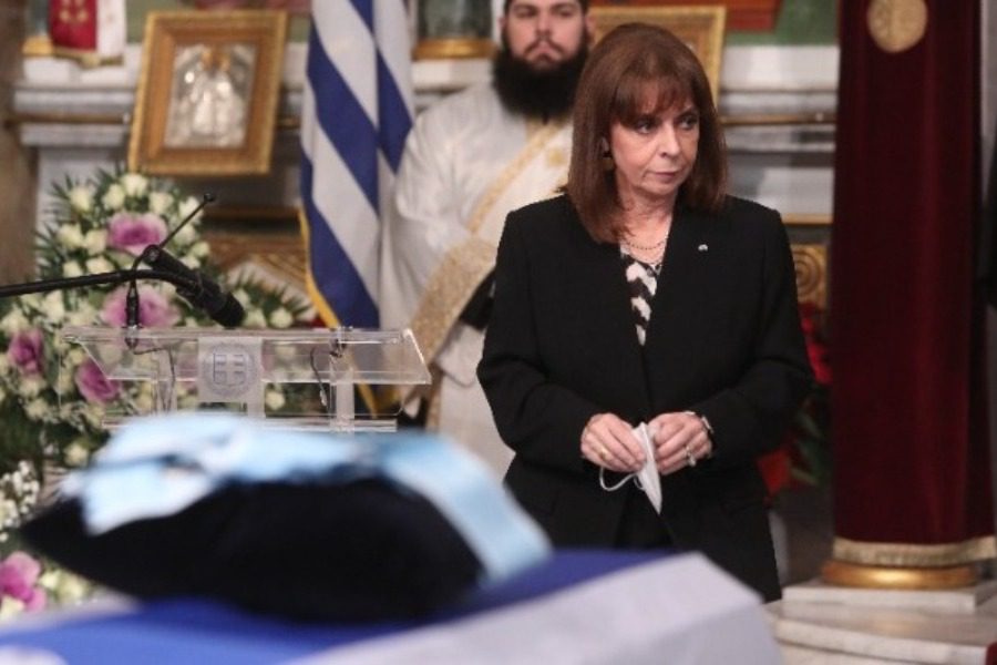 Με τιμές αρχηγού κράτους η κηδεία του Κάρολου Παπούλια | StoNisi.gr