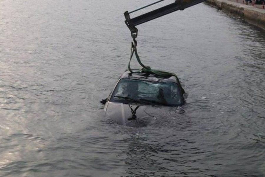Αυτοκίνητο έπεσε στη θάλασσα στη Γέρα