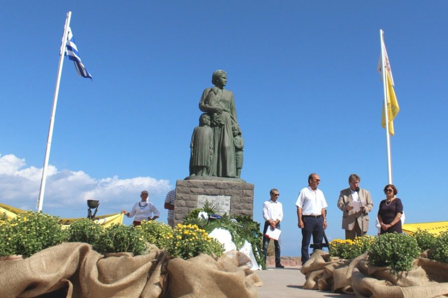 100 χρόνια μετά, στη σκιά του αγάλματος της Μικρασιάτισσας Μάνας
