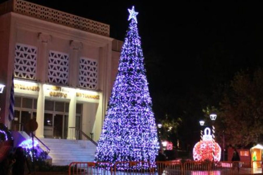 Χριστουγεννιάτικο δένδρο στο Δημοτικό Θέατρο Μυτιλήνης