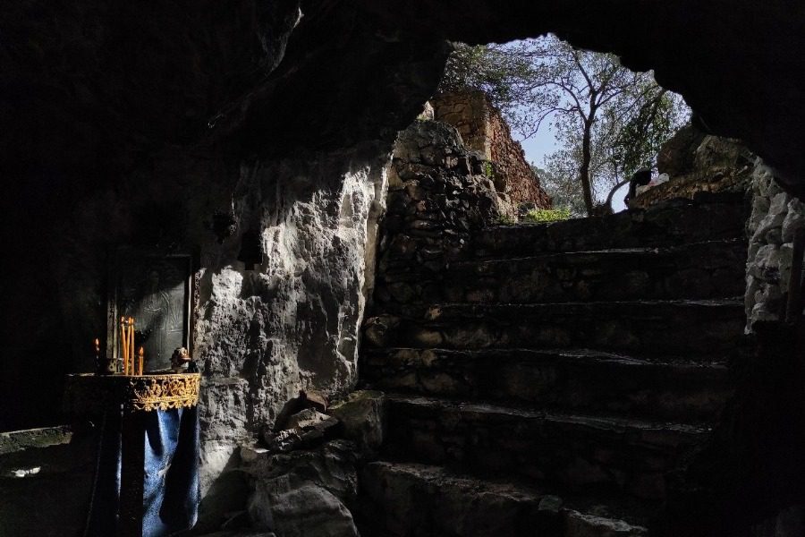 Εξερευνώντας το Σπήλαιο στου Αγίου Θυμιανού της Θερμής 