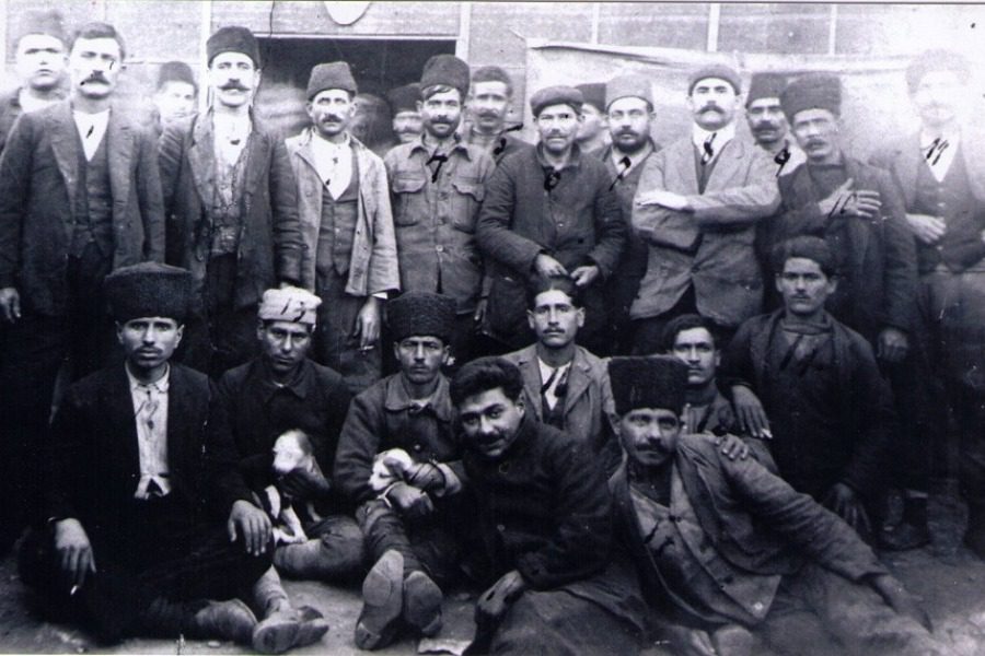 Σπάνια φωτογραφία του 1923 με τον Ηλία Βενέζη και 18 ακόμη Έλληνες αιχμαλώτους 