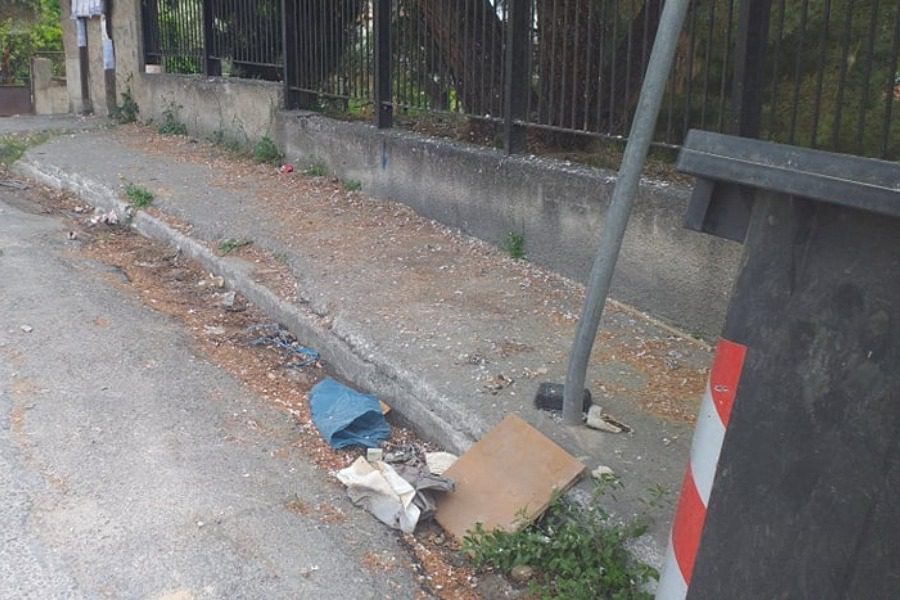 Σκόνη και σκουπίδια στην οδό  Θεοφίλου Χατζημιχαήλ 