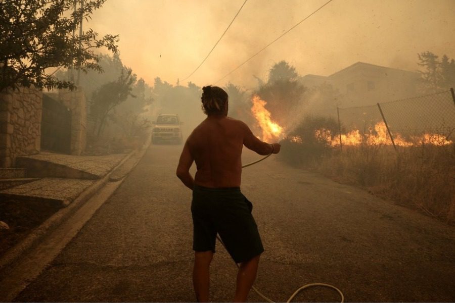 Μεγάλη πυρκαγιά σε Πεντέλη και Ντράφι, δραματικές ώρες για τους κατοίκους 