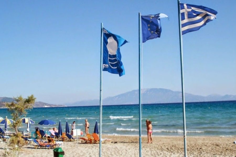 Διατηρούν  τις 17 γαλάζιες σημαίες οι παραλίες της Λέσβου 