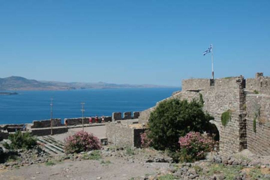 Η ελληνική σημαία στο κάστρο της Μήθυμνας 