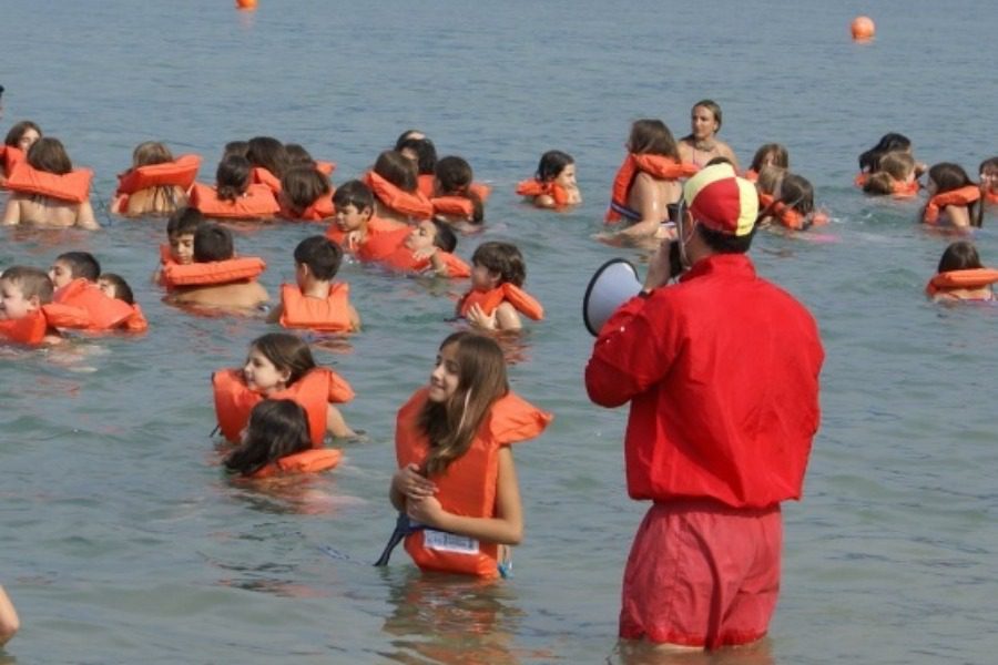Δωρεάν μαθήματα κολύμβησης και δράσεις σε μαθητές της δυτικής Λέσβου
