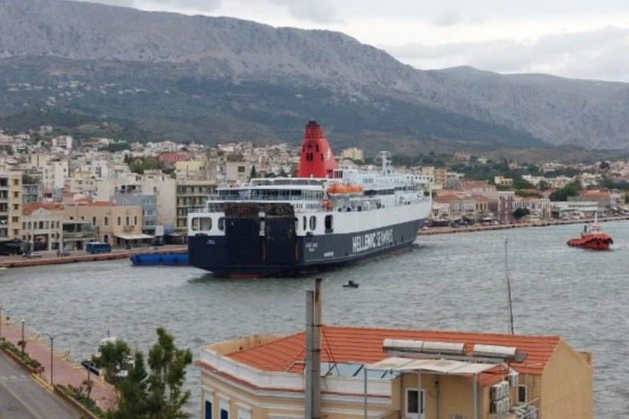Το πλοίο για Μυτιλήνη «κόλλησε» στη Χίο