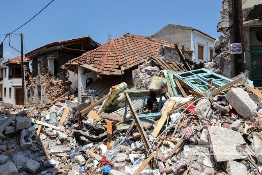 Aπομακρύνονται τα υλικά κατεδάφισης της σεισμόπληκτης Βρίσας