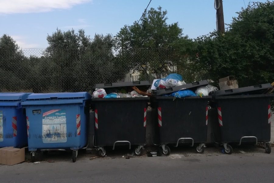 Τριτοκοσμική εικόνα με σκουπίδια στη Βαρειά 