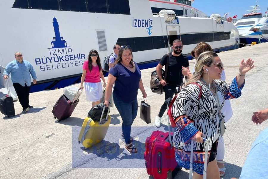 Τούρκοι δημοσιογράφοι και τουριστικοί πράκτορες στο πρώτο δρομολόγιο από Σμύρνη 