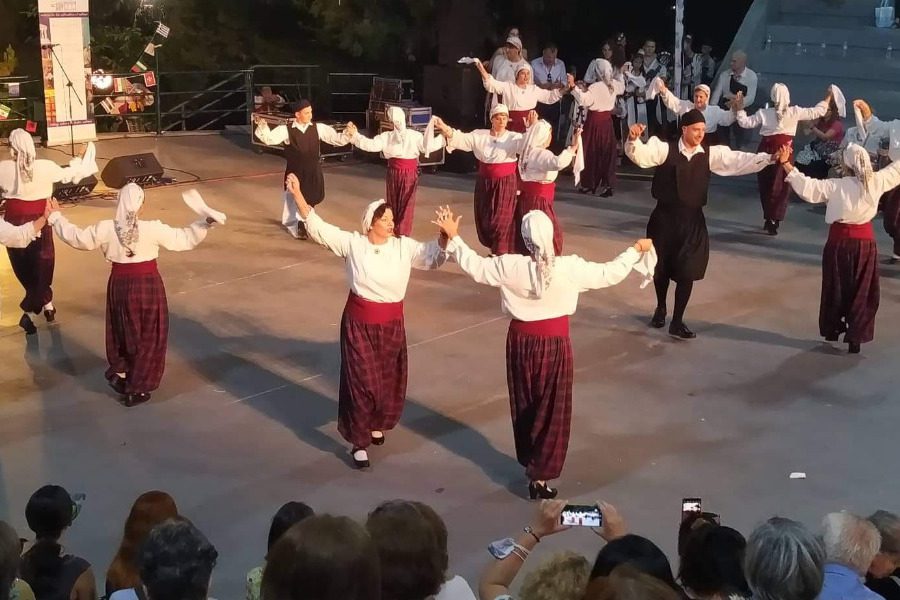 Χοροί από την Λέσβο στο Αλσος Βεΐκου